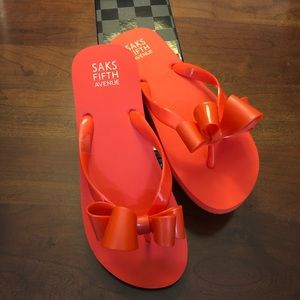 New in box Saks Fifth Avenue Galla Flip Flop 10